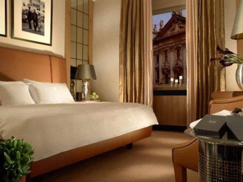 Hotel Koenigshof Мюнхен Екстериор снимка