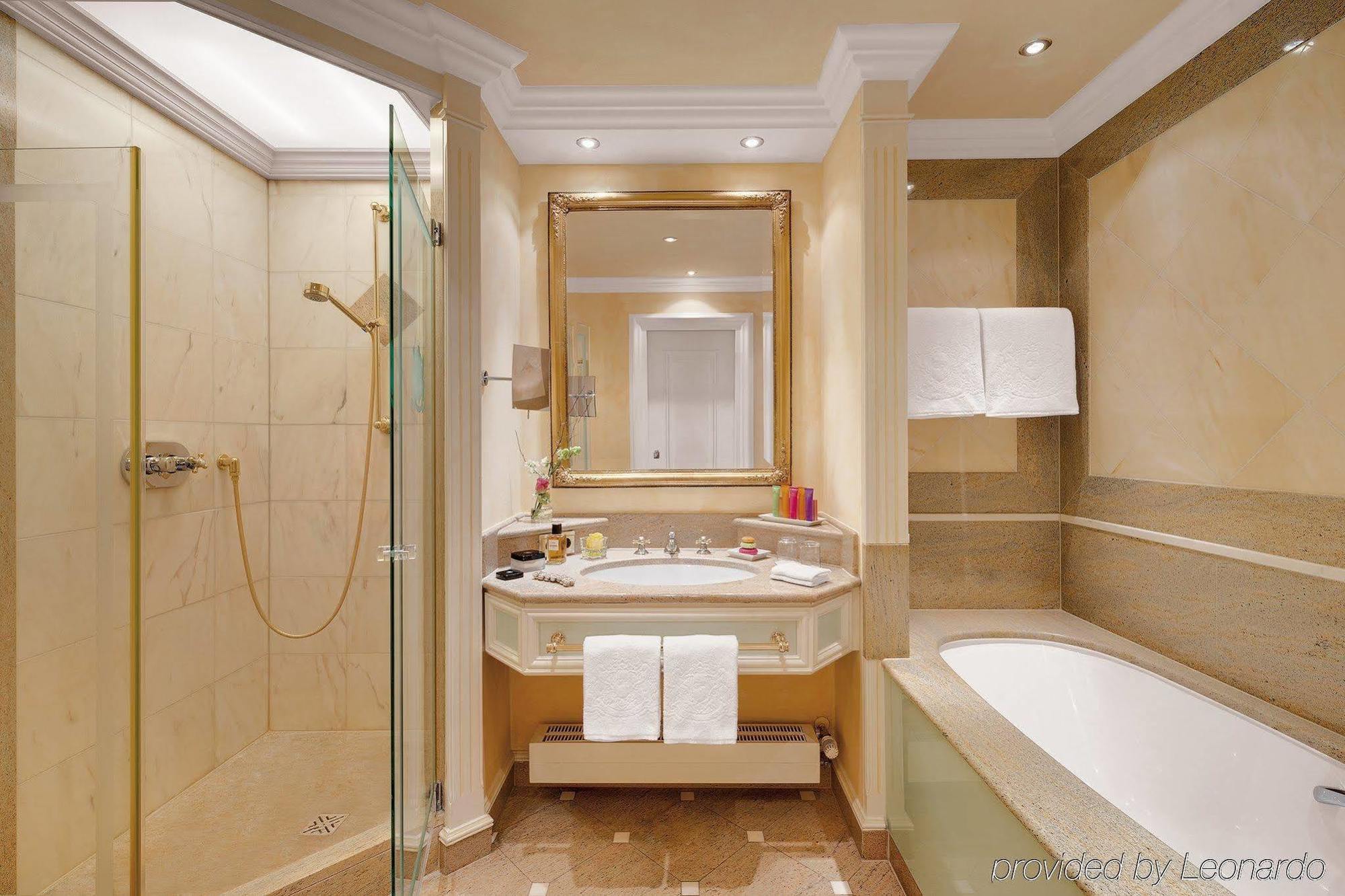 Hotel Koenigshof Мюнхен Екстериор снимка